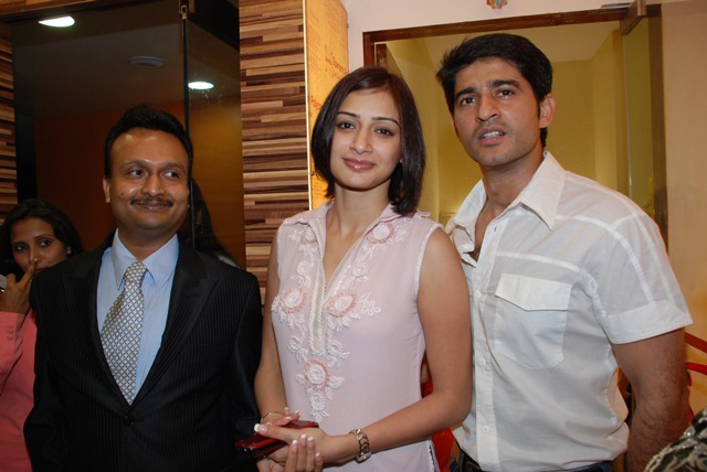 TV-Celebrities-Hiten-&-Gauri-Tejwani-at-Prettislim-Clinic